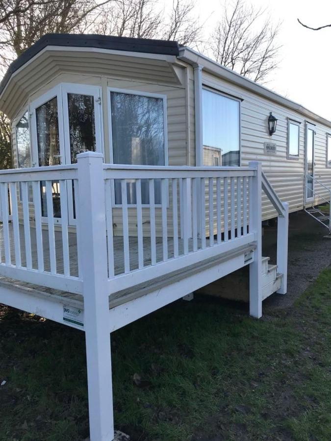 The Winchester: Pet-Friendly Caravan on Broadland Sands Holiday Park Hotel Corton  Exterior photo